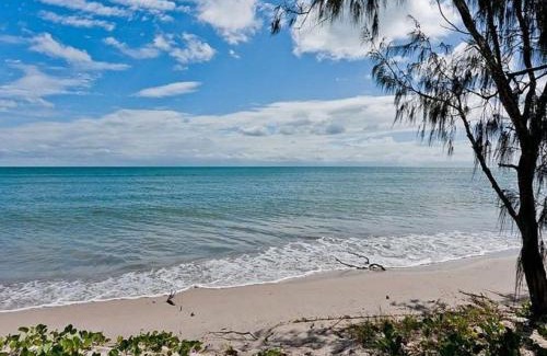 Toogoom House | Family-Friendly Kingfisher by the Sea: Pet Welcome Here!
