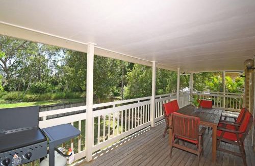 Toogoom House | Family-Friendly Kingfisher by the Sea: Pet Welcome Here!
