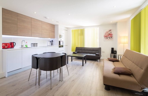 Cambridge Apartment | Modern Kingfisher Cambridge Central Apartment with Kitchen