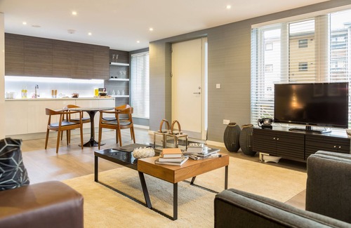 Cambridge Apartment | Modern Kingfisher Cambridge Central Apartment with Kitchen