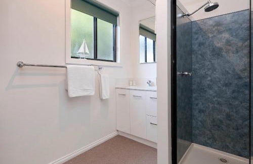 Binalong Bay Apartment | Inviting Kingfisher Cottage: Beachfront Bliss at Binalong Bay