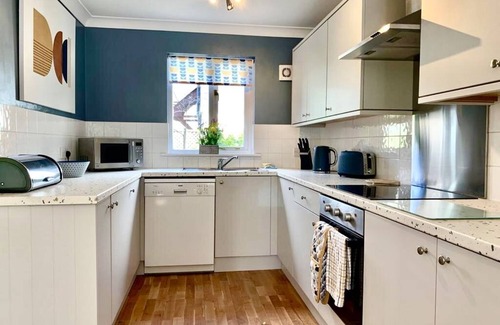 Falmouth House | Pet-Friendly Kingfisher Cottage: Walk to the Beach!