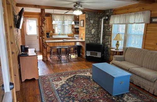 Moon Lake Cottages Cabin | Relaxing Lake Cottage Community with Pool and Breakfast