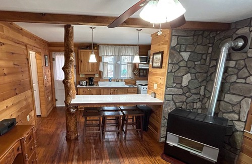 Moon Lake Cottages Cabin | Relaxing Lake Cottage Community with Pool and Breakfast
