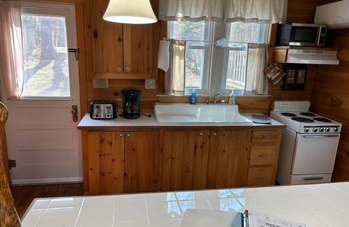 Moon Lake Cottages Cabin | Relaxing Lake Cottage Community with Pool and Breakfast