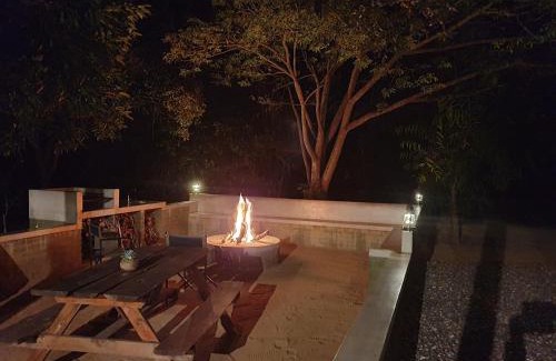 Thorny Bush Game Reserve House | Experience Kingfisher Creek Cottage: Rated 9.7/10 & Family-Friendly