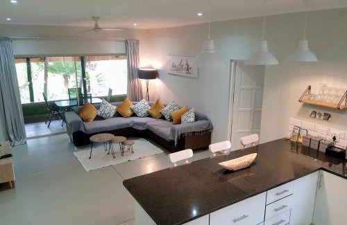 Thorny Bush Game Reserve House | Experience Kingfisher Creek Cottage: Rated 9.7/10 & Family-Friendly