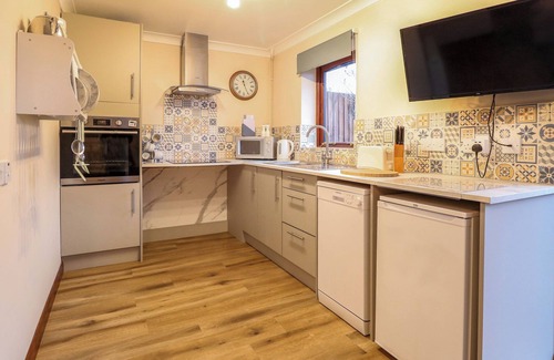 Wattisfield Cottage | Pet-Friendly Retreat at Kingfisher with Breakfast Included
