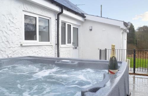 Pentrefelin House | Relaxing Kingfisher Hotel with Hot Tub and Kitchen Access