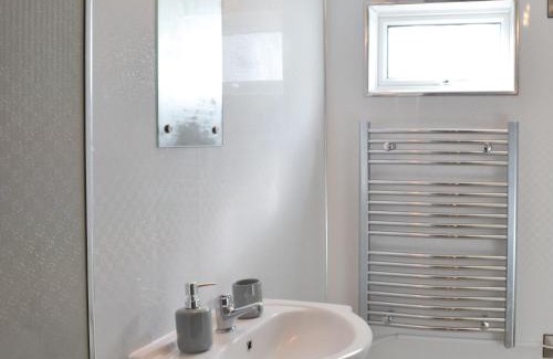 Pentrefelin House | Relaxing Kingfisher Hotel with Hot Tub and Kitchen Access
