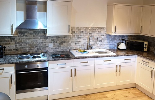 Warminster Ski Chalet | Relaxing Kingfisher Hot Tub Lodge with Spa & Lake View