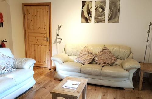 Warminster Ski Chalet | Relaxing Kingfisher Hot Tub Lodge with Spa & Lake View