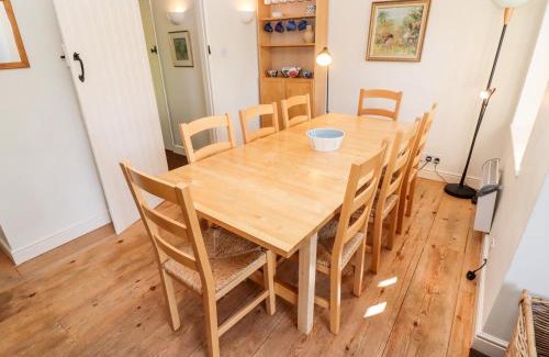Cirencester House | Discover Kingfisher House: Your Perfect Getaway Awaits