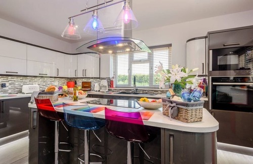 Horning House | Top-Rated Kingfisher Lodge: Pet-Friendly Retreat with Spa