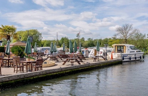 Horning House | Top-Rated Kingfisher Lodge: Pet-Friendly Retreat with Spa