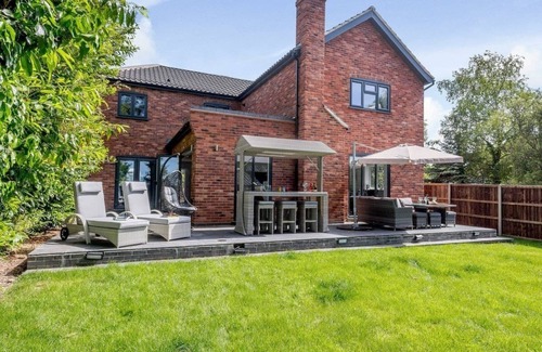 Horning House | Top-Rated Kingfisher Lodge: Pet-Friendly Retreat with Spa