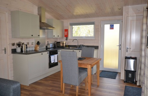 Henton Apartment | Indulgent Kingfisher Lodge: Sauna, Hot Tub & Top Rating