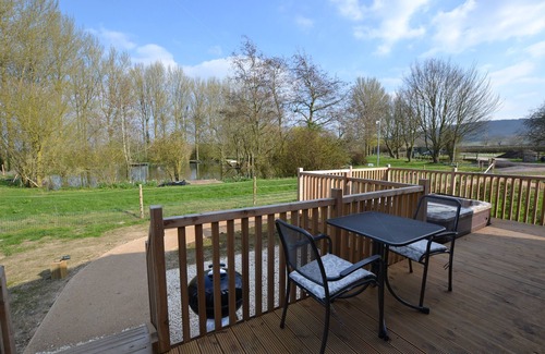 Henton Apartment | Indulgent Kingfisher Lodge: Sauna, Hot Tub & Top Rating