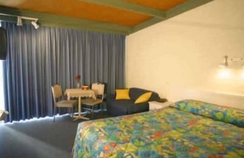 Merimbula Hotel | Highly Rated Kingfisher Motel with Pool and Breakfast