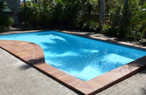 Black Head House | Relax at Kingfisher - Enjoy Poolside Comfort & Breakfast