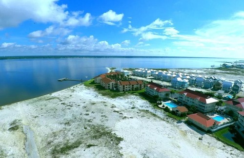 Navarre Beach Apartment | Kingfisher: Family-Friendly Hotel with Pool & Breakfast