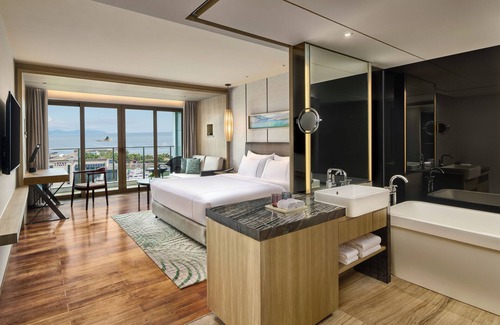 Yantian Hotel | Elegant Kingkey Palace Hotel Shenzhen with Ocean View & Pool