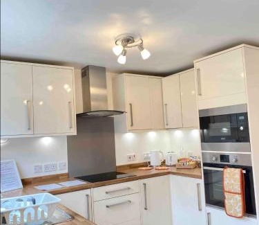 Northampton House | Cozy Kingmaker House with Ocean View & Private Parking!