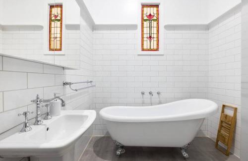 Nichols Point House | Experience Kings Billabong Haven: Family-Friendly Oasis