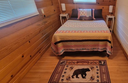 Pinehurst Cabin | Pet-Friendly Kings Canyon Rustic Cabin with Breakfast Included