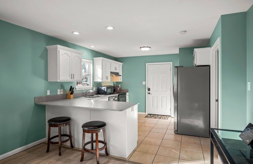 Topeka House | Ideal Kings Cottage: 4 Bed Retreat with Pool & Breakfast