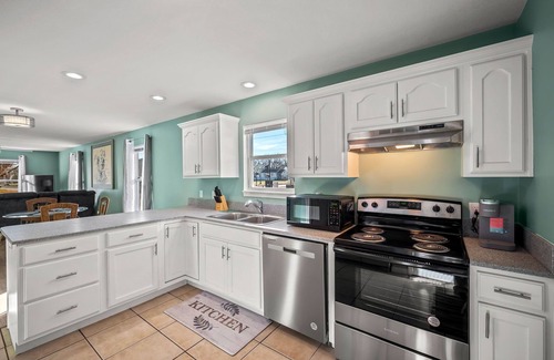 Topeka House | Ideal Kings Cottage: 4 Bed Retreat with Pool & Breakfast