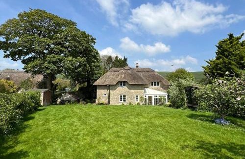 West Knoyle House | Pet-Friendly Kings Cottage in the Heart of Deverills