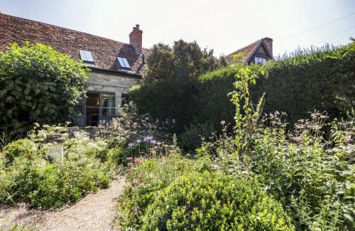 Broad Chalke House | Elegant Kings Cottage - North: 5-Star Stay with Pets Welcome