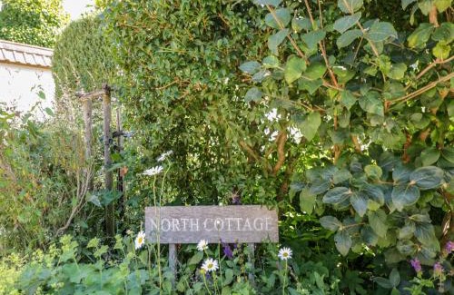 Broad Chalke House | Elegant Kings Cottage - North: 5-Star Stay with Pets Welcome