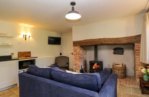 Broad Chalke House | Elegant Kings Cottage - North: 5-Star Stay with Pets Welcome