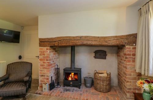 Broad Chalke House | Elegant Kings Cottage - North: 5-Star Stay with Pets Welcome