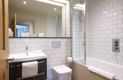 Cirencester Hotel | Guest Favorite: Kings Head Hotel with Spa & Family Amenities