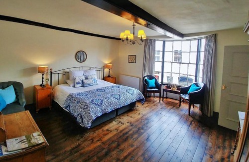 Holt Bed & Breakfast | Guest Rated 9/10: Kings Head Holt with Family-Friendly Amenities