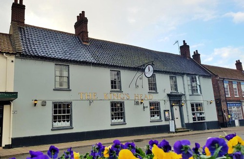 Holt Bed & Breakfast | Guest Rated 9/10: Kings Head Holt with Family-Friendly Amenities