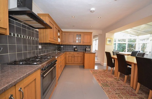 Beaumaris Cottage | Elegant Kings House: Sleeps 12 with Oceanfront Views