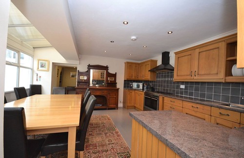 Beaumaris Cottage | Elegant Kings House: Sleeps 12 with Oceanfront Views
