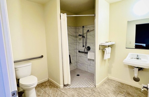 Kingsburg Hotel | Comfortable Stay at Kings Inn Motel with Pool & Breakfast