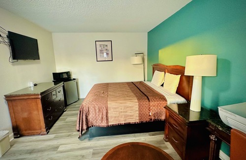 Kingsburg Hotel | Comfortable Stay at Kings Inn Motel with Pool & Breakfast