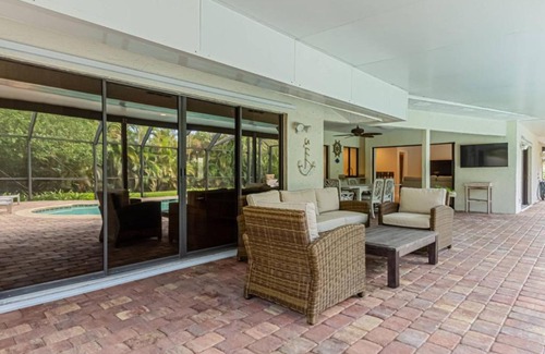 Kings Lake House | Relaxing Private Garden View at Kings Lake Blvd