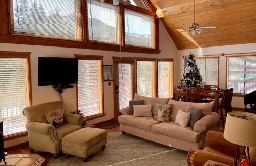 Red River House | Discover Kings Mountain Kabin: High-Speed Wifi & Family Fun
