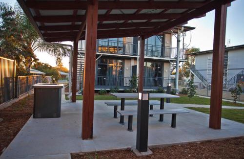 Chinchilla Hotel | Discover Kings Park - 4-Star Stay with Cozy Amenities