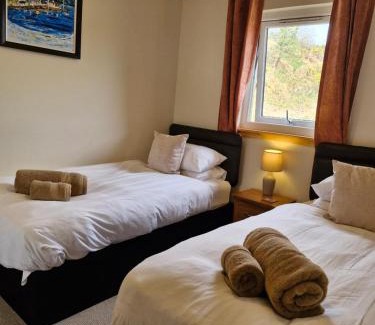 Lochgilphead House | Pet-Friendly Kings Reach - Crinan Cottage with 9.2/10 Rating