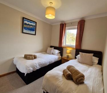 Lochgilphead House | Pet-Friendly Kings Reach - Crinan Cottage with 9.2/10 Rating