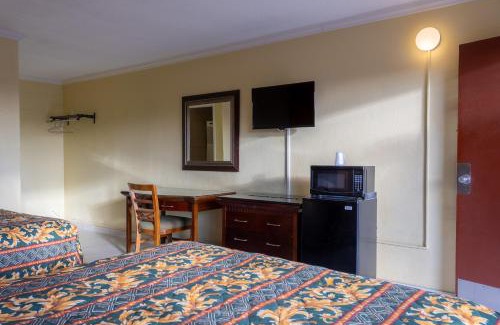 Lemoore Hotel | Budget-Friendly Kings Rest Motel with Family Amenities