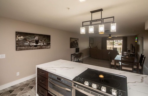 Lake Havasu City Condo | Discover Kings View Waterfront Condo with Pool & Breakfast